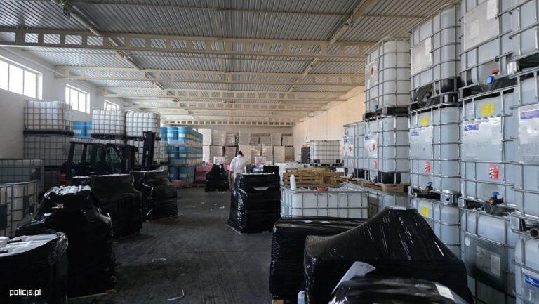 Policyjni technicy w magazynie substancji do produkcji narkotyków