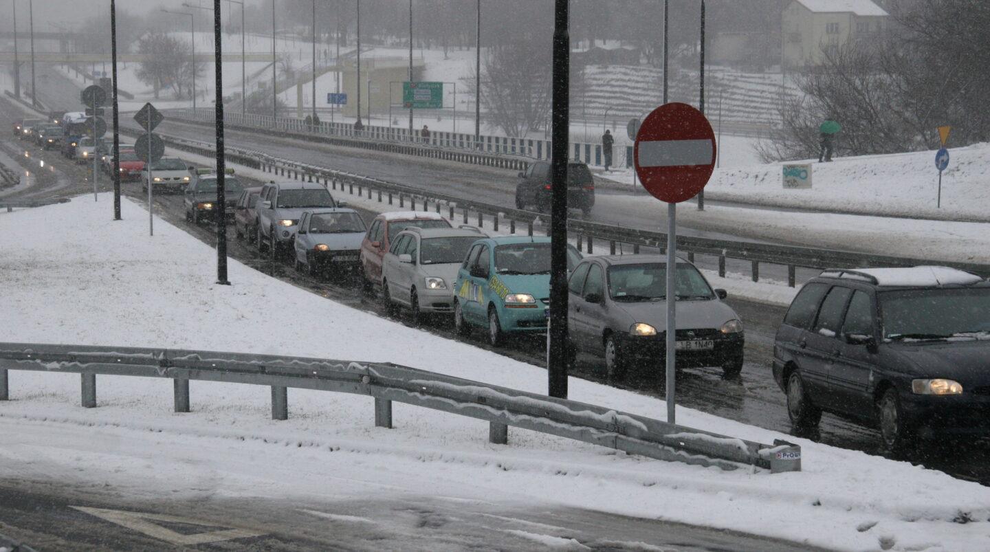 Sznurek samochodów na ulicach Lublina