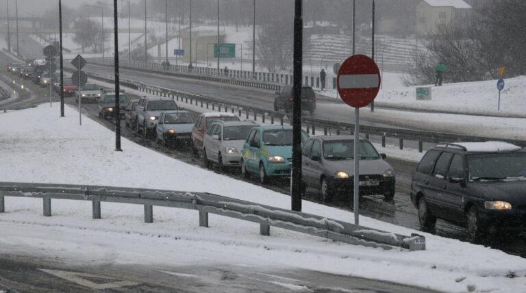 Sznurek samochodów na ulicach Lublina