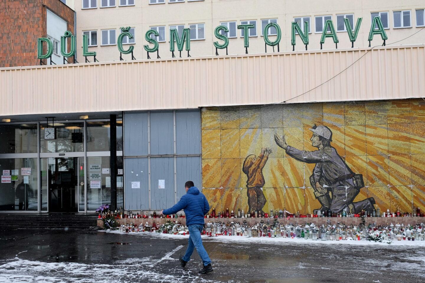 Znicze przed kopalnią CSM Stonava w czeskiej Stonavie w 2018 r.