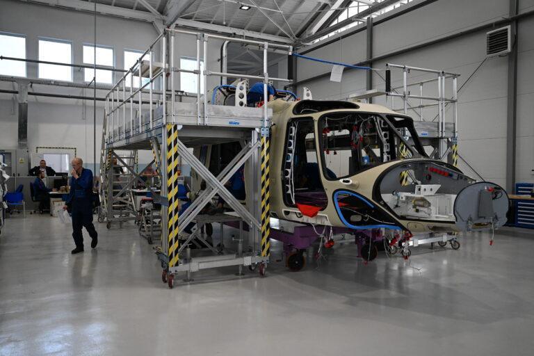 linia produkcyjna śmigłowca w hali produkcyjnej