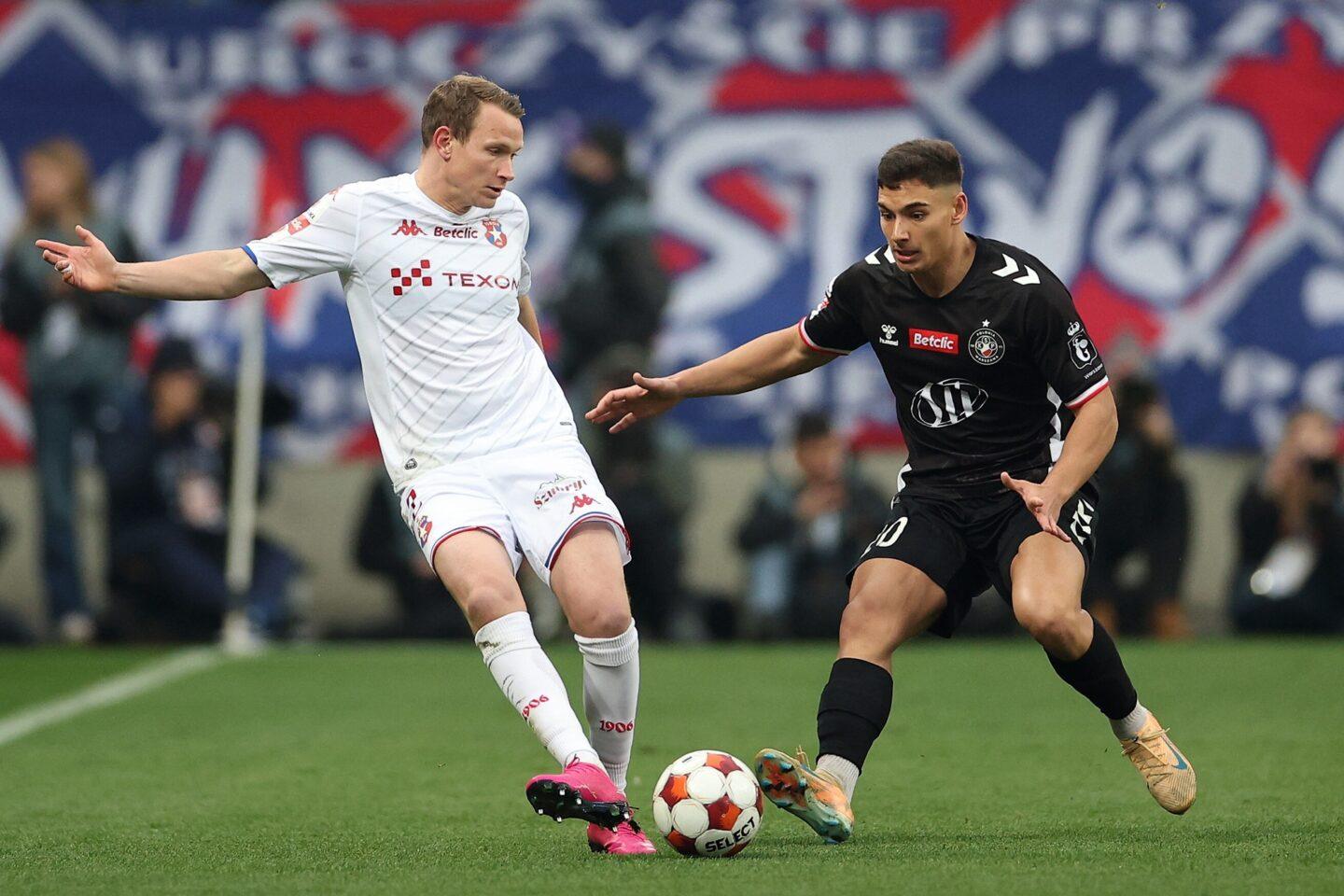 Zawodnik Wisły Kraków Julian Lelieveld (L) i Diogo Brasido (P) z Polonii Warszawa podczas meczu 16. kolejki piłkarskiej pierwszej ligi, 8 bm.