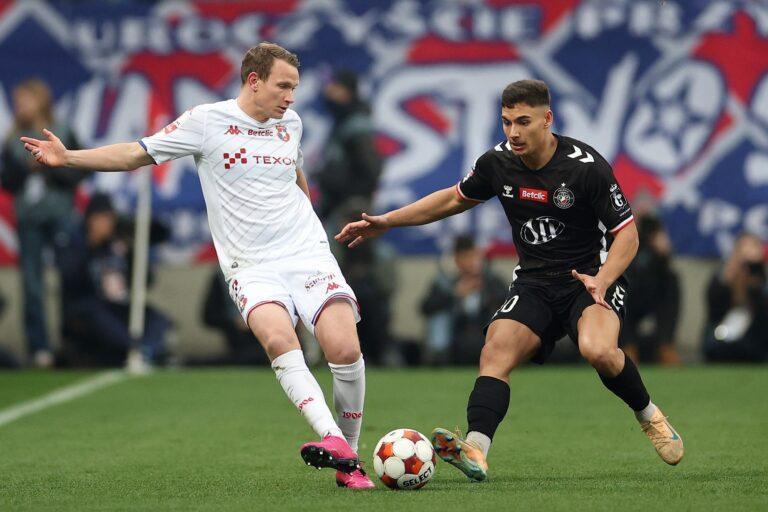 Zawodnik Wisły Kraków Julian Lelieveld (L) i Diogo Brasido (P) z Polonii Warszawa podczas meczu 16. kolejki piłkarskiej pierwszej ligi, 8 bm.