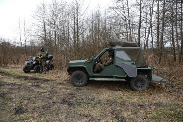 Żołnierze i pojazdy wojskowe na granicy polsko-białoruskiej