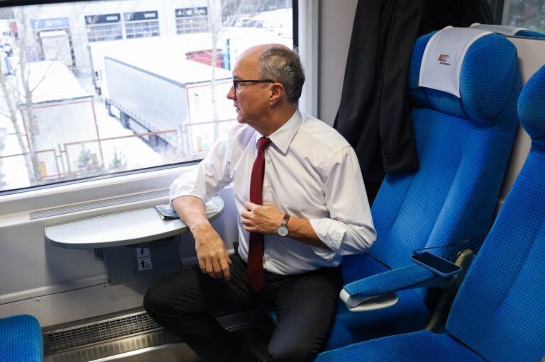 Włodzimierz Czarzasty w pociągu w drodze do Berlina