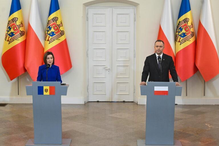 Prezydentka Mołdawii Maia Sandu (po lewej) oraz prezydent Polski Karol Nawrocki (po prawej)