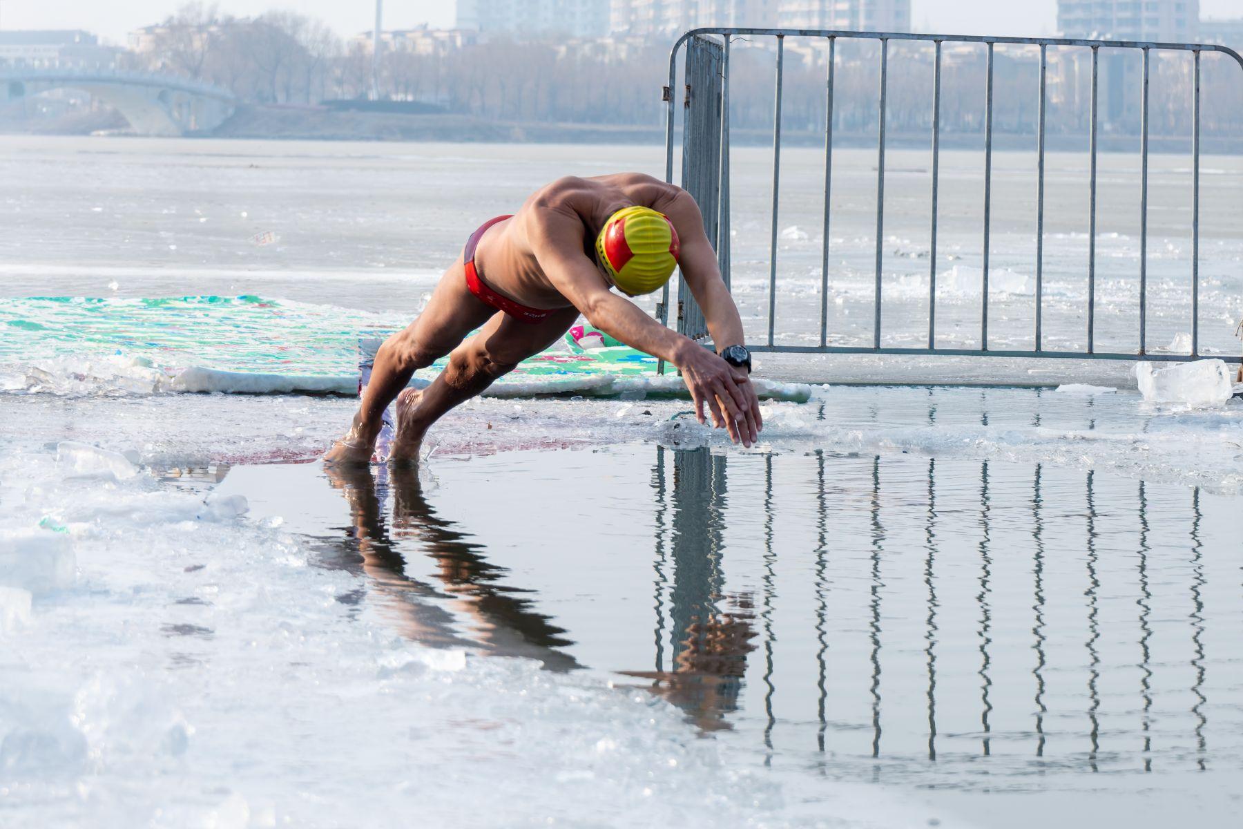 Pływak lodowy wskakuje do wody