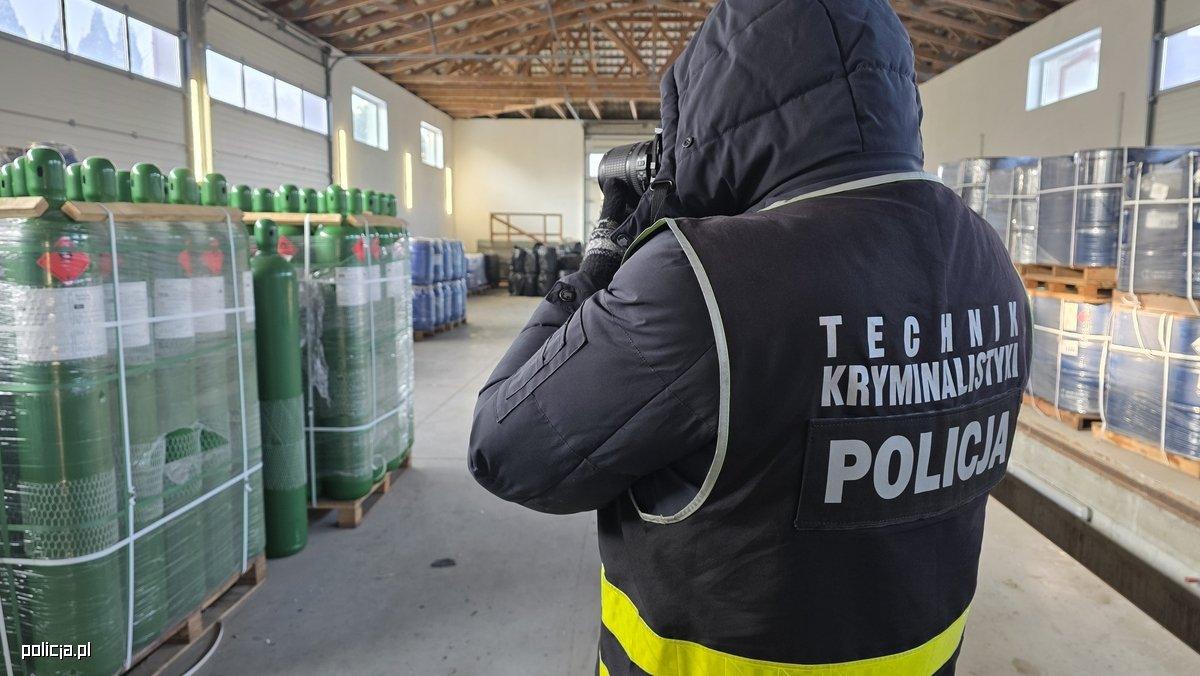 Policyjny technik w magazynie z substancjami do produkcji narkotyków