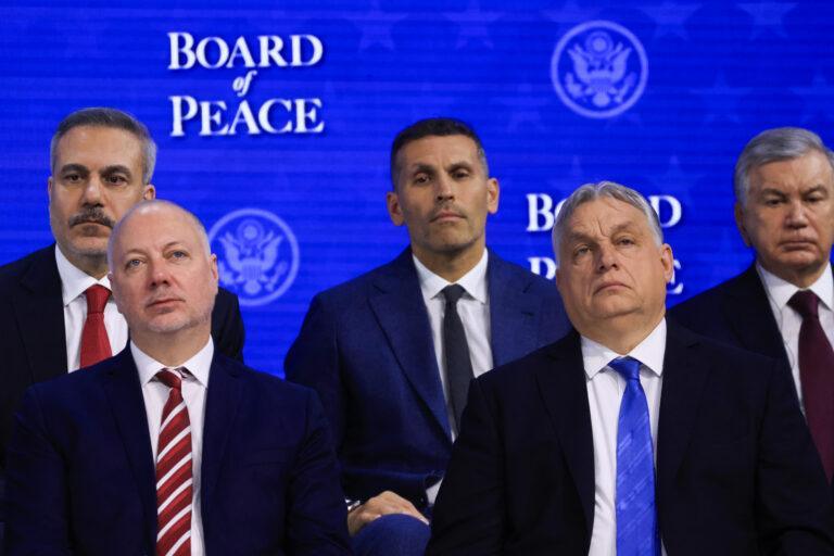 Premierzy Bułgarii Rosen Żelazkow i Węgier Viktor Orbán wśród innych przywódców, którzy w Davos podpisali dokument inaugurujący działalność Rady Pokoju Donalda Trumpa.