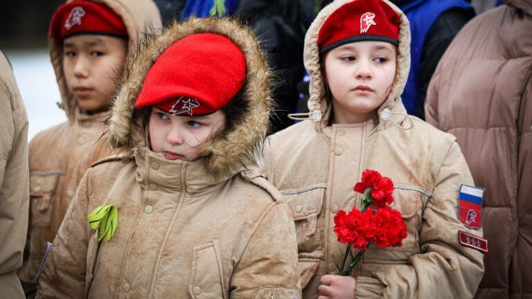 Dzieci z "Młodej Armii" paramilitarnej organizacji młodzieżowej wspieranej przez rosyjskie Ministerstwo Obrony