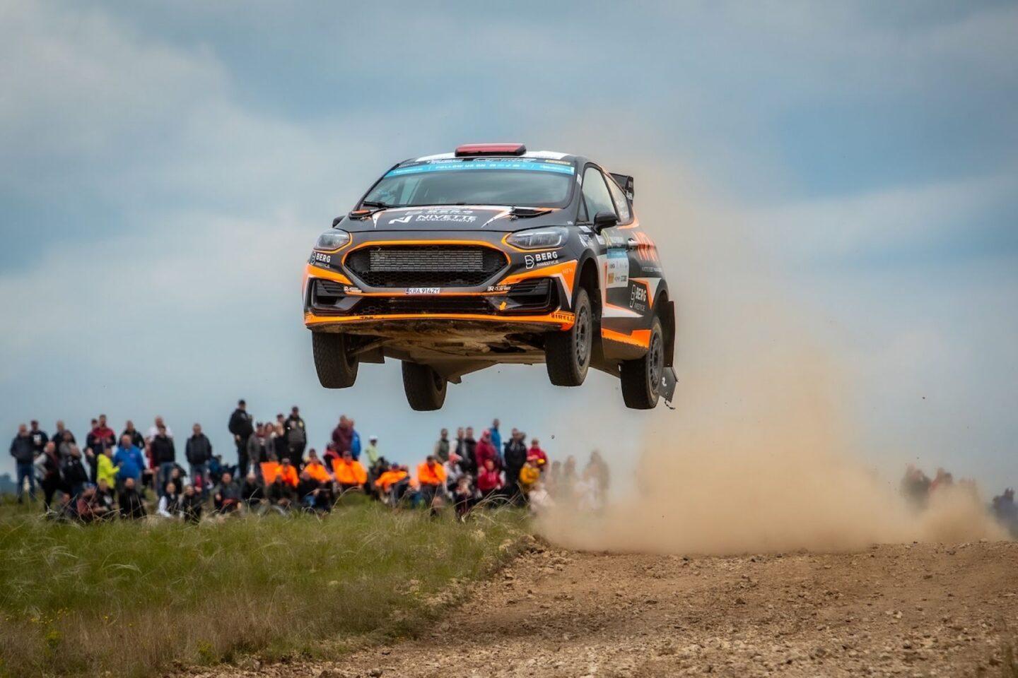 Samochód rajdowy Adriana Rzeźnika podczas efektownego skoku