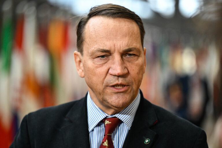 Wicepremier i szef MSZ Radosław Sikorski rozmawia z mediami po zakończeniu posiedzenia Rady do Spraw Zagranicznych (FAC) w Brukseli.