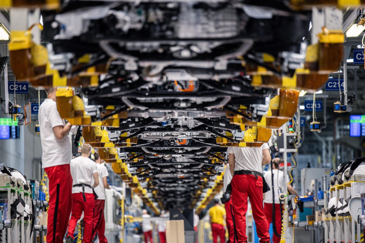 Linia produkcyjna w fabryce samochodów Kia Slovakia w Żylinie.