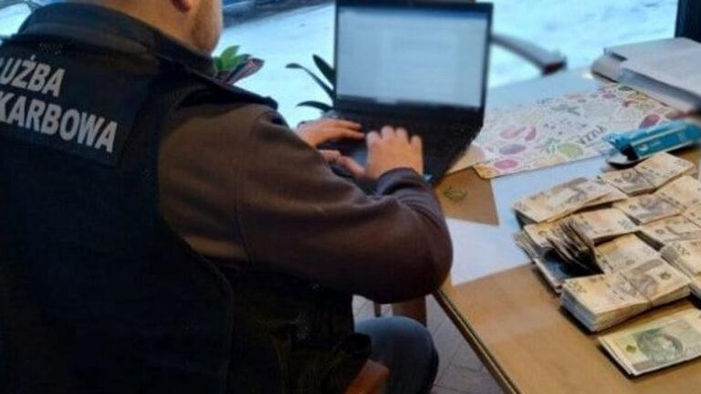 Funkcjonariusz służby celno-skarbowej