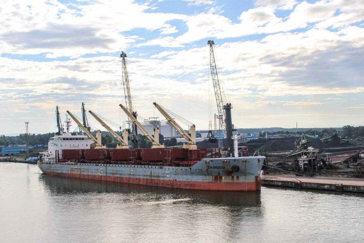 Jednostka cargo Zambesi w porcie Świnoujście.