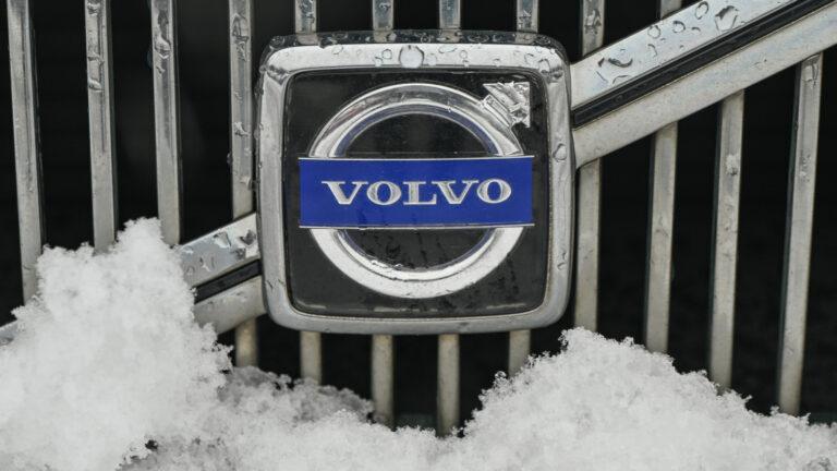 Logo Volvo na samochodzie