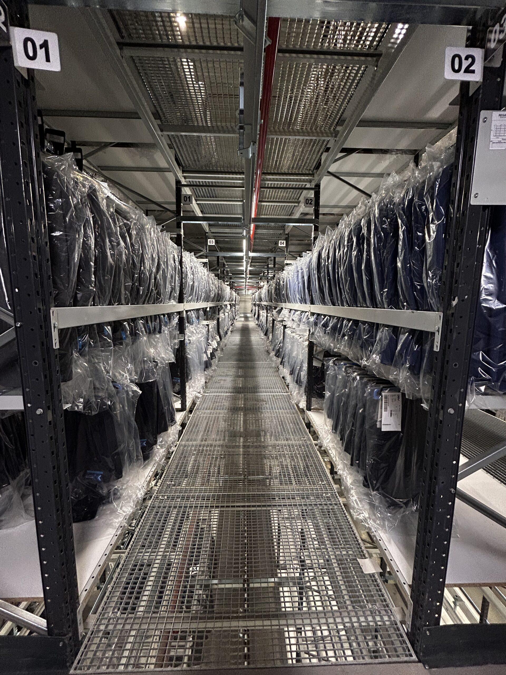 System wieszakowy w magazynie DSV.