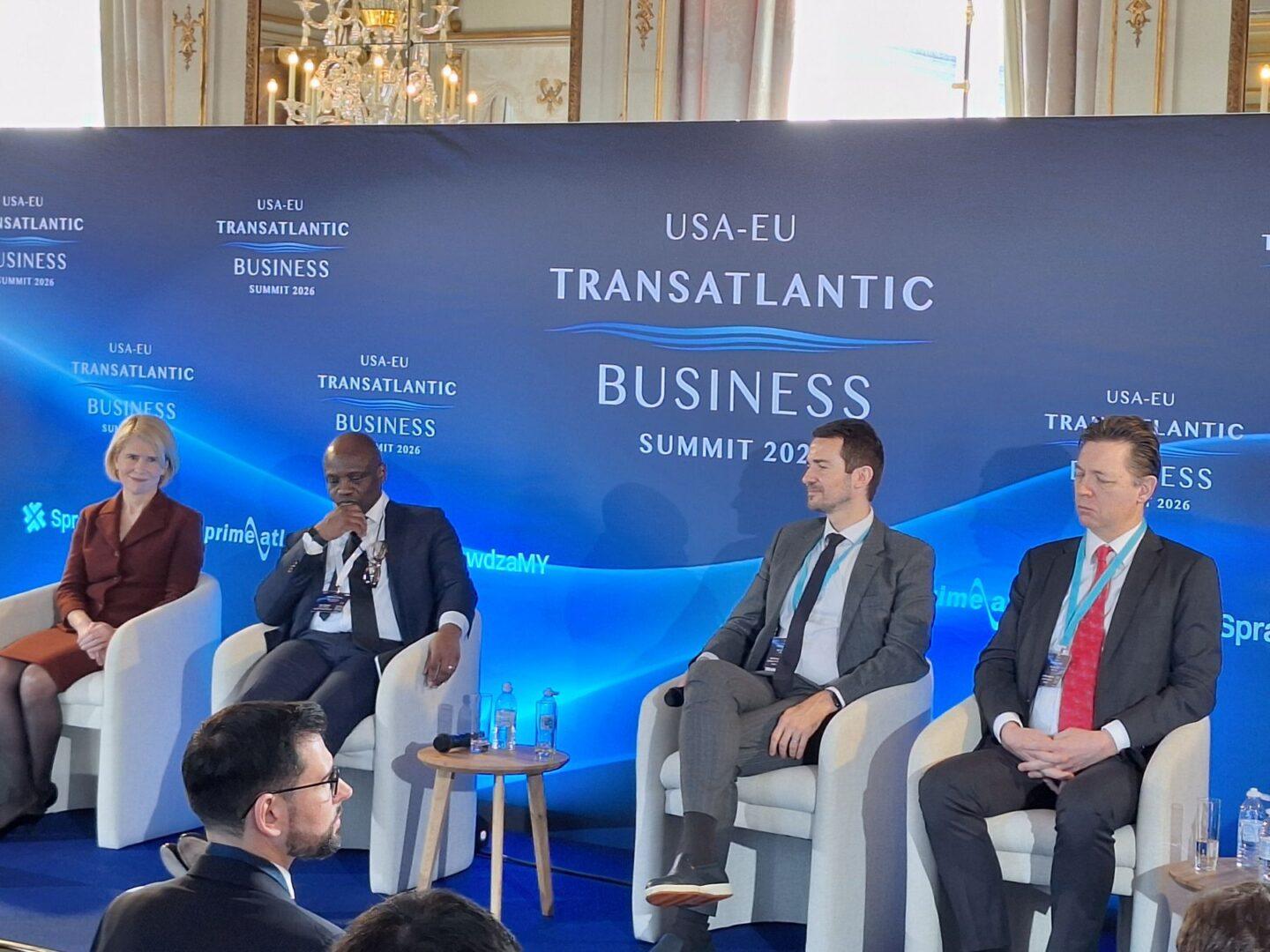 Szczyt USA–EU Transatlantic Business Summit odbył się w Egmont Palace w Brukseli 18 lutego 2026 roku. Na zdjęciu od lewej: Kimberly Reed (Atlantic Council), Ayo Otuyalo (dyrektor zarządzający Prime Atlantic Nigeria), Bart Szewczyk (German Marshall Fund) oraz Matthias Jørgensen (szef dyrekcji generalnej ds. handlu KE na USA i Kanadę).