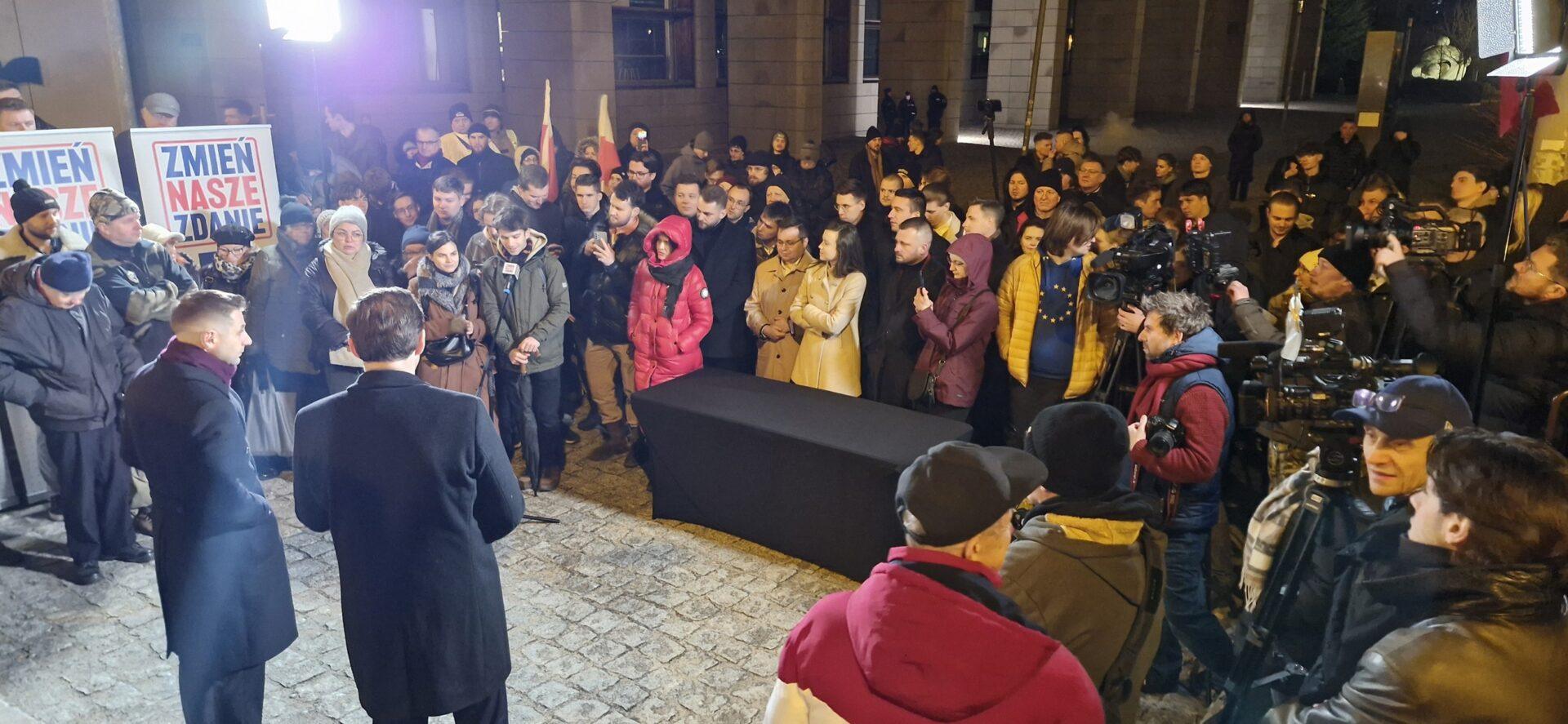 Politycy PiS oraz uczestnicy debaty pod hasłem „Zmień nasze zdanie” we Wrocławiu