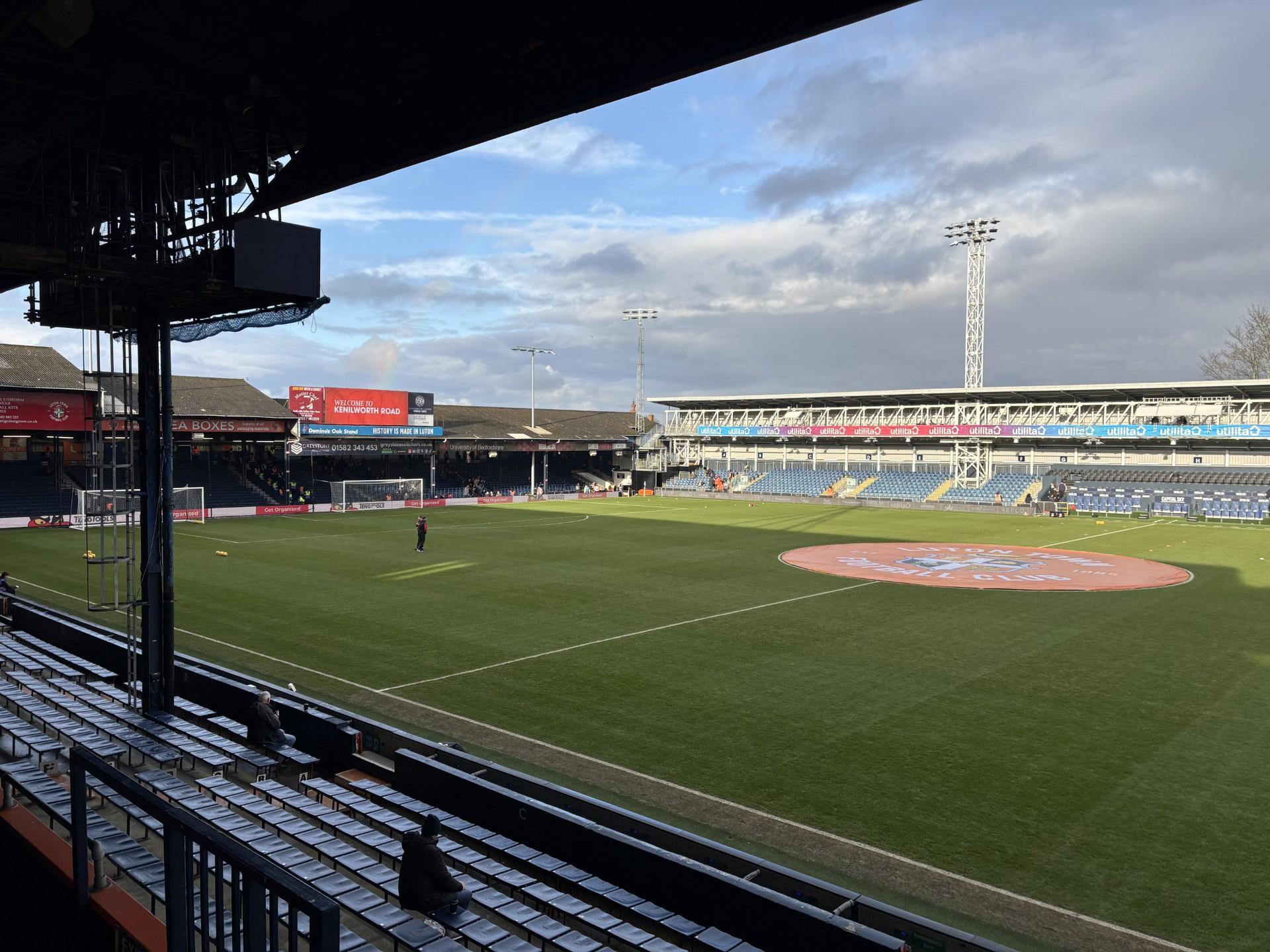 Stadion Kenilworth Road przed meczem