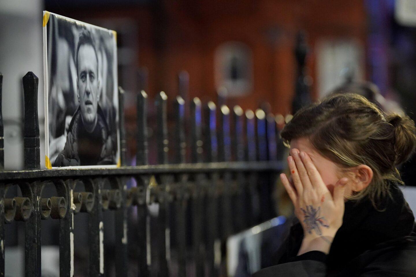 Protesty przed rosyjską ambasadą w Londynie po śmierci Aleksieja Nawalnego