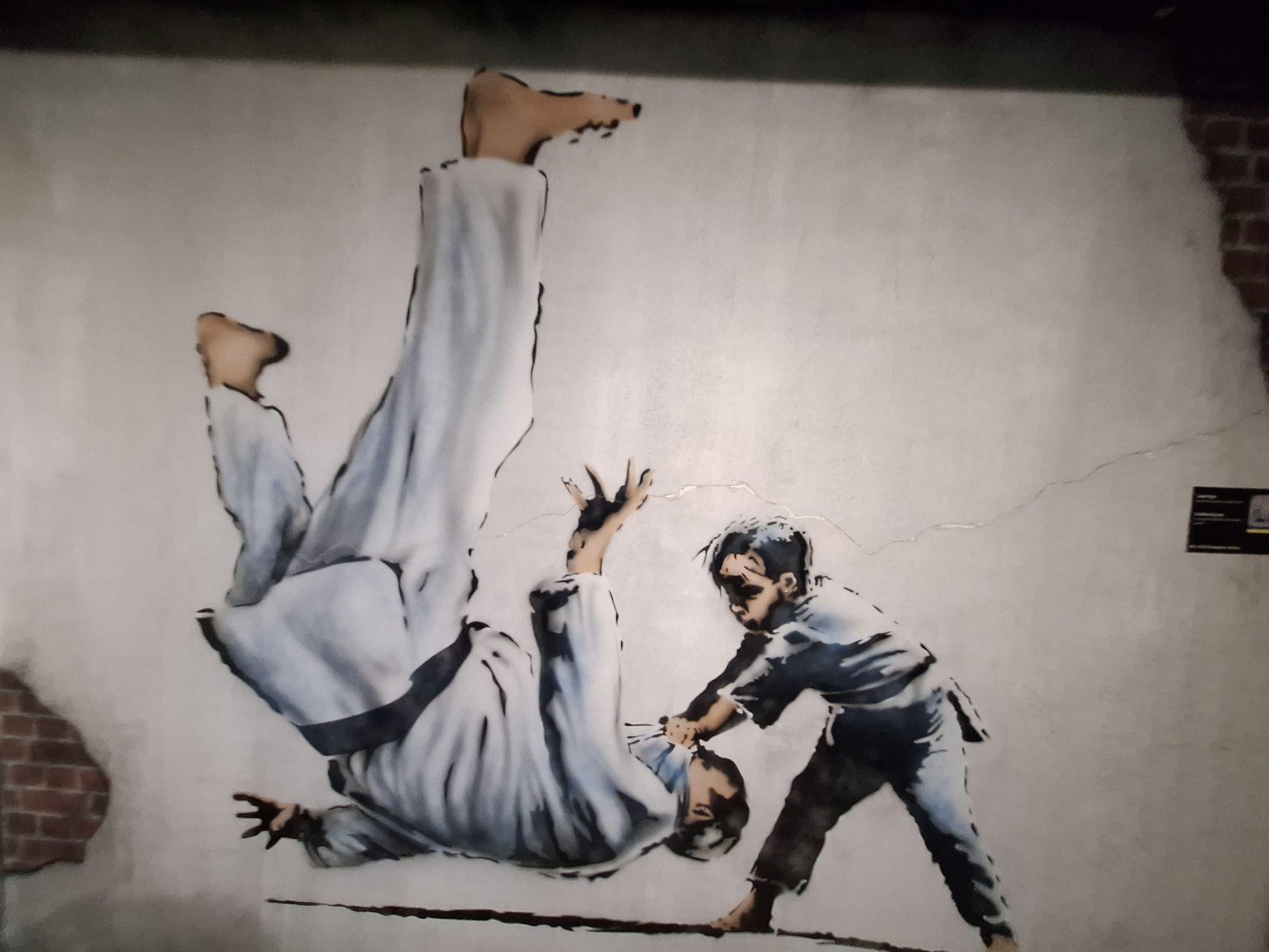 Mural Banksy'ego z judoką, który pokonuje judokę-Putina.