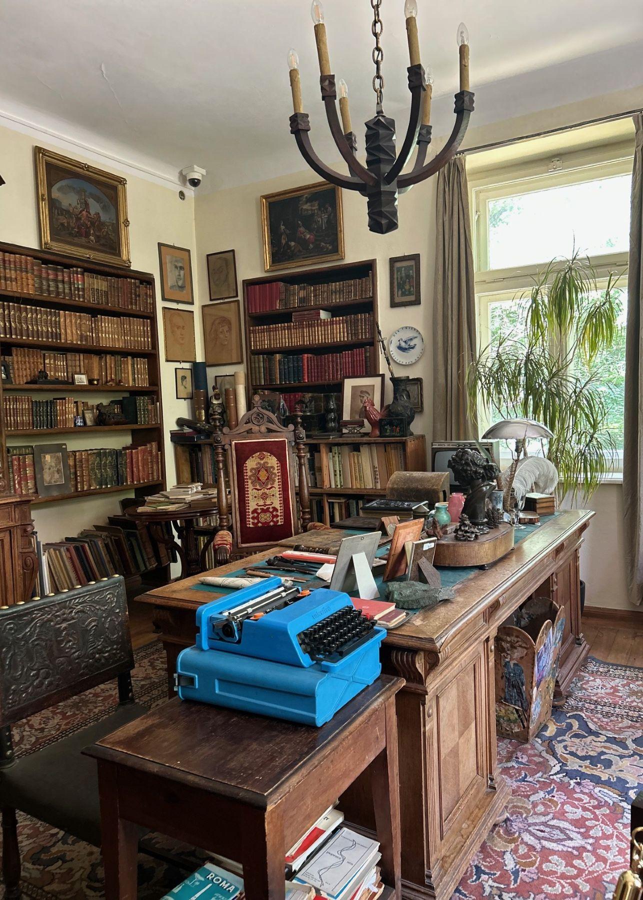 Biurko Jarosława Iwaszkiewicza w Stawisku