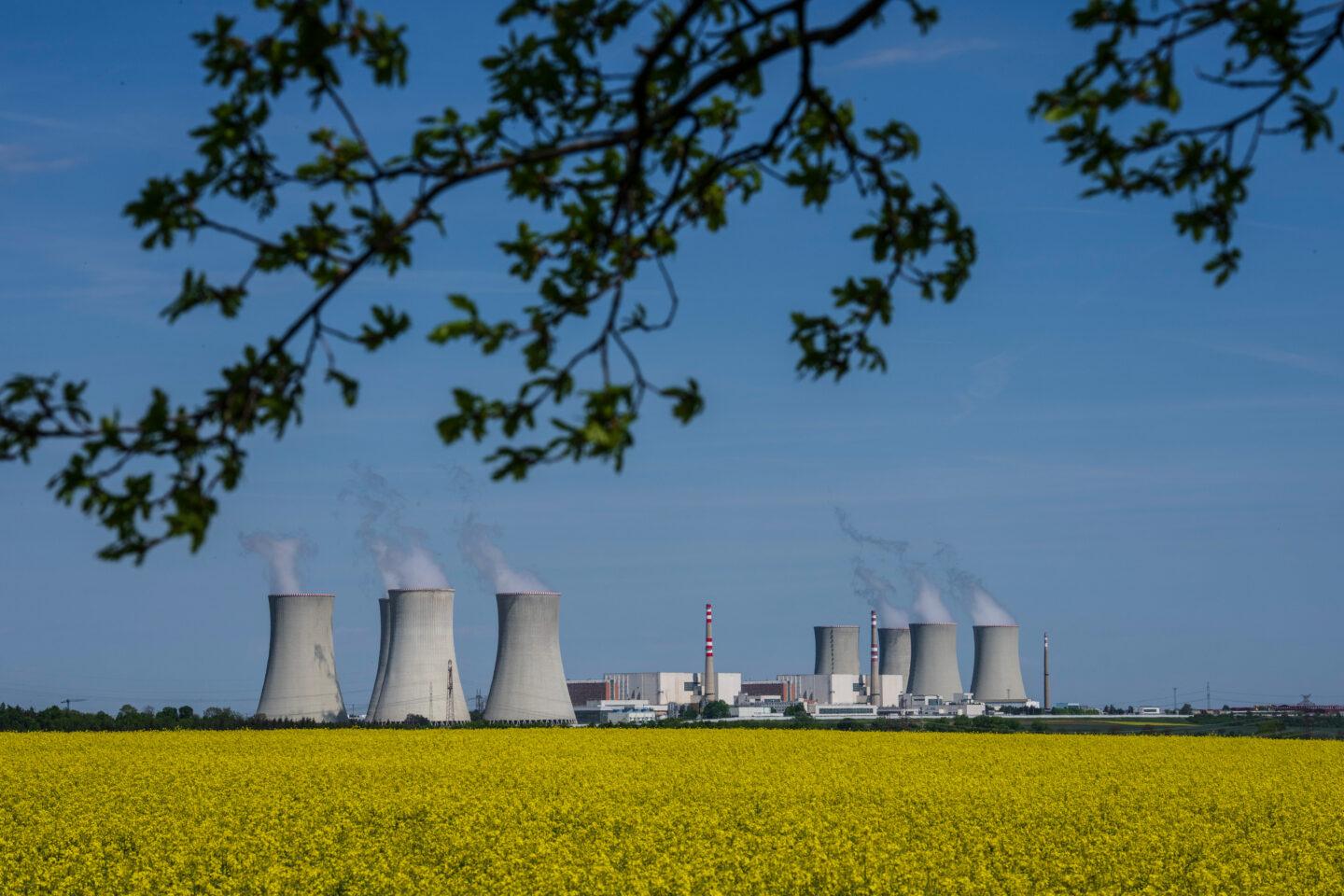 Widoczne na horyzoncie tzw. chłodnie kominowe należącej do koncernu ČEZ elektrowni jądrowej Dukovany w Czechach.