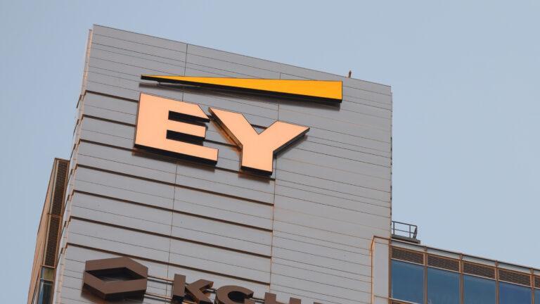 Logo EY na wieżowcu w Warszawie