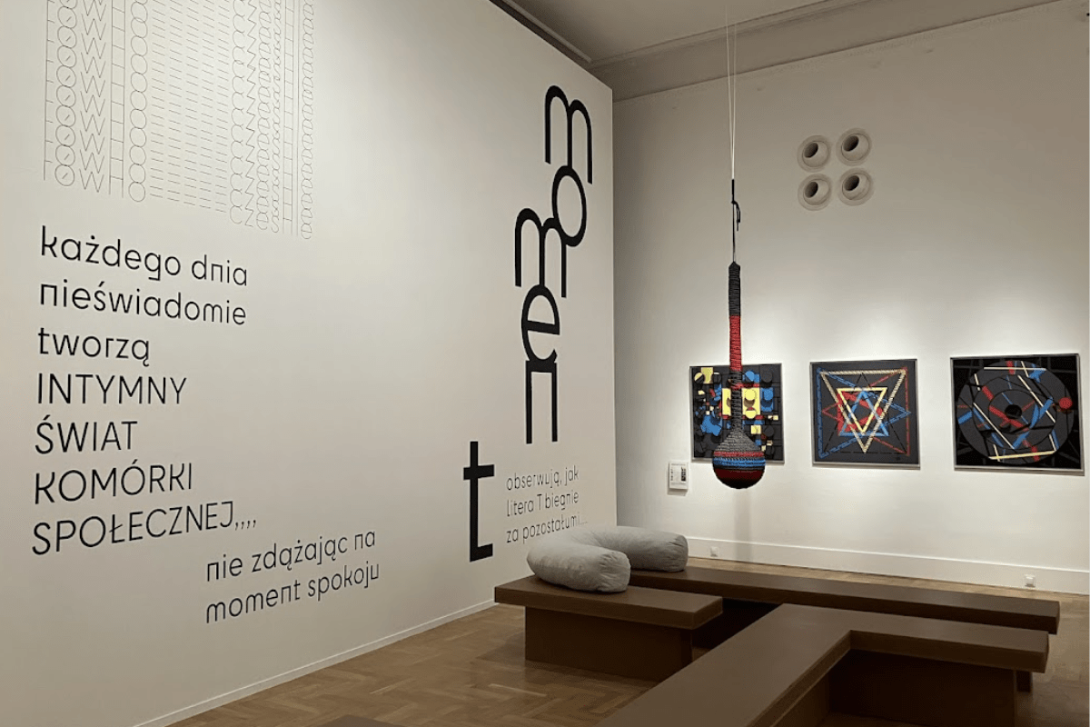 Fragment ekspozycji „Kartografia macierzyństwa”. 