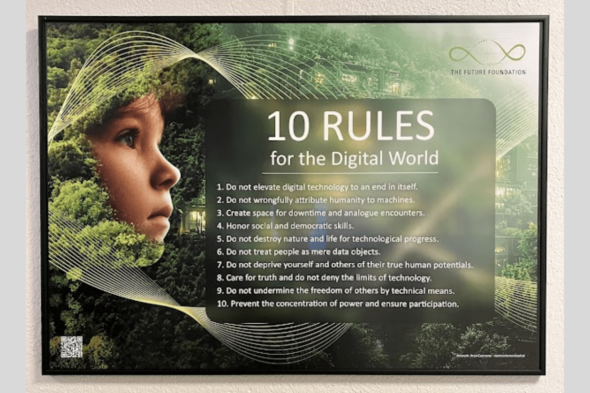 10 zasad cyfrowego świata opracowanych w 2025 roku przez The Future Foundation – fragment ekspozycji.