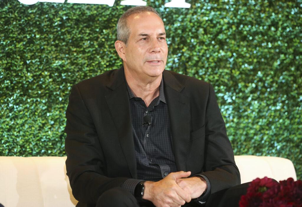 Lon Rosen podczas konferencji prasowej