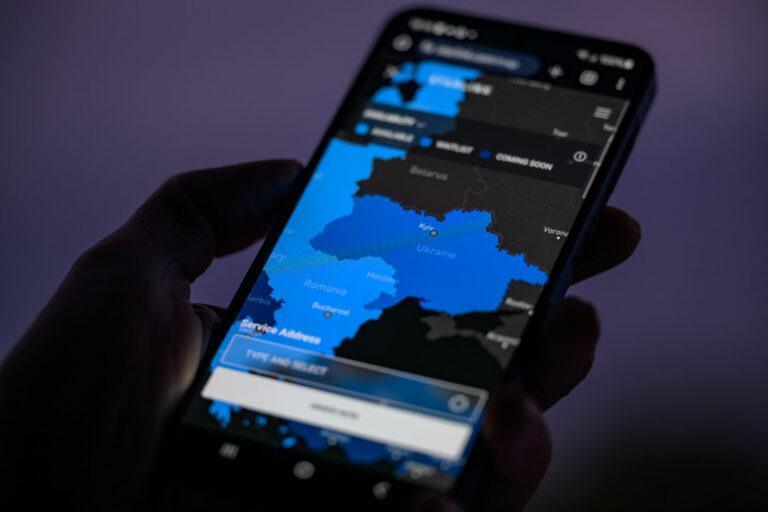 Mapa Ukrainy i logo starlink na smartfonie