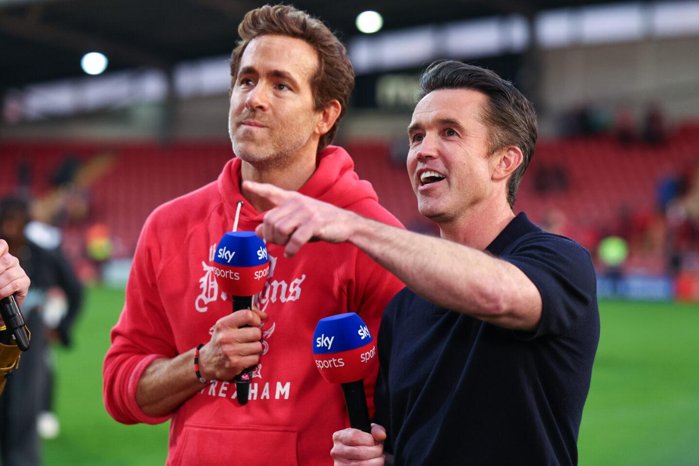 Ryan Reynolds i Rob Mac podczas meczu Wrexham