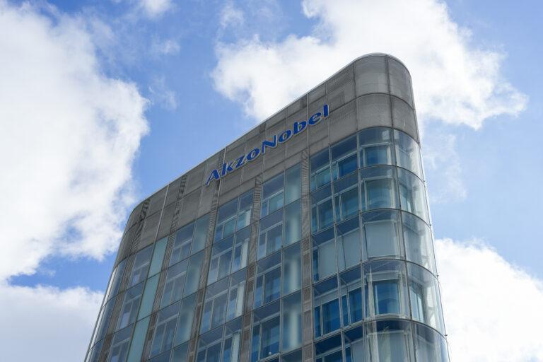 Logo AkzoNobel na biurowcu