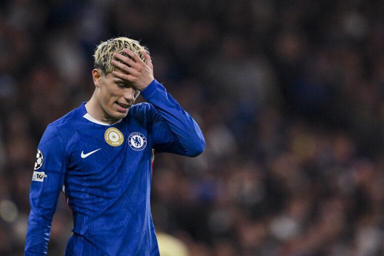 Zawodnik Chelsea łapiący się za głowę