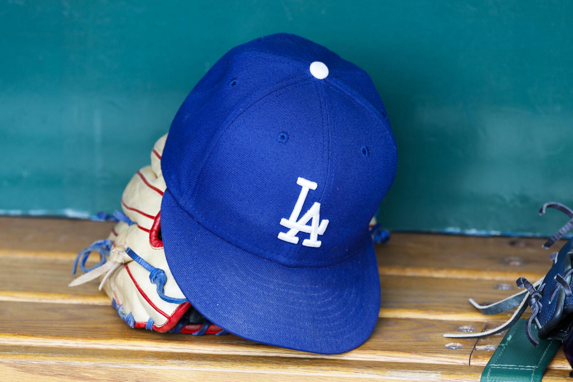 Czapka Los Angeles Dodgers leżąca na ławce.