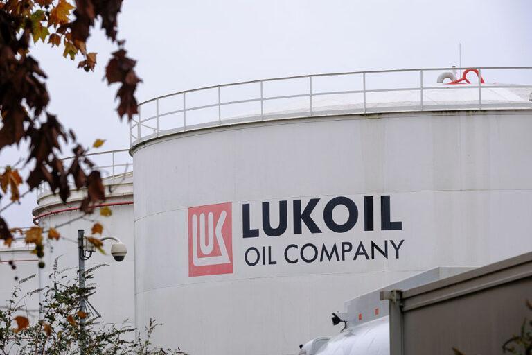 Zbiornik na ropę z napisem Lukoil