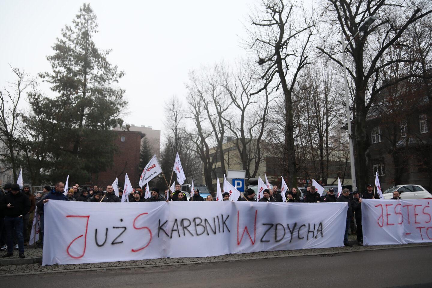 Protest pracowników Jastrzębskiej Spółki Węglowej przed budynkiem Ministerstwa Energii w Katowicach 12 grudnia 2025 r.