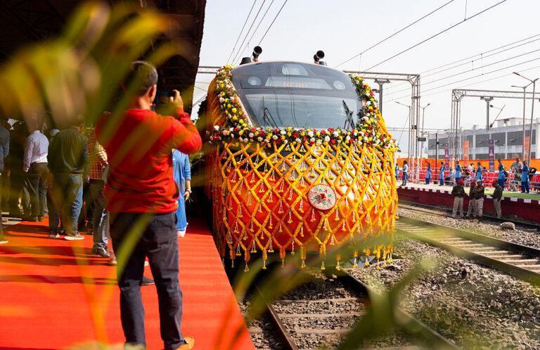 Udekorowany kolorowo pociąg dalekobieżny na stacji w Indiach