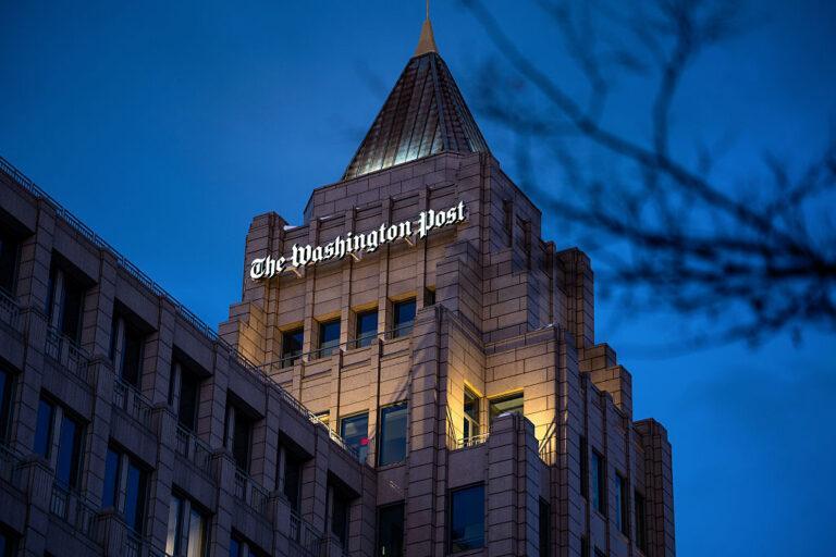Logo Washington Post na budynku siedziby redakcji