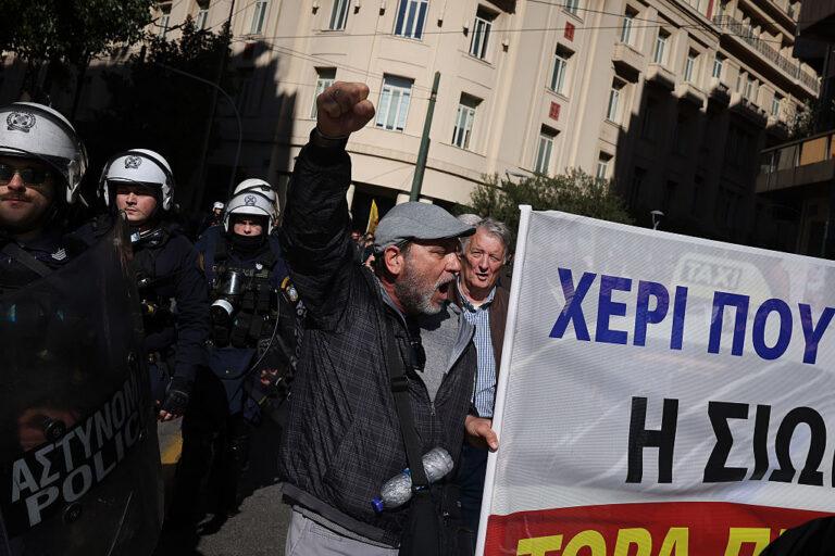 Protest taksówkarzy w Atenach. Protestujący i policjanci