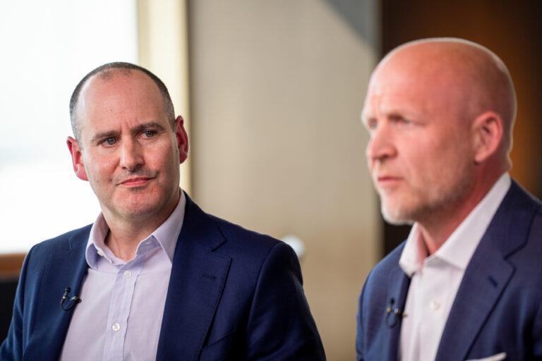 Robert Lewin, dyrektor inwestycyjny KKR i Ian Charles, współtwórca Arctos Partners podczas spotkania z mediami.