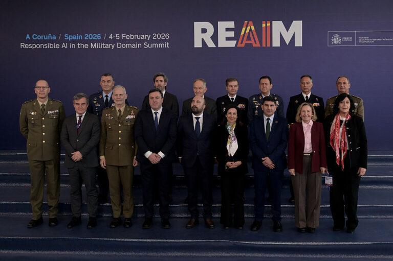 Uczestnicy szczytu w Hiszpanii na tle baneru z nazwą szczytu