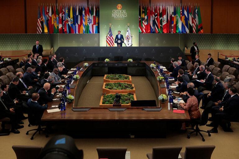 Sala wypełniona uczestnikami spotkania o minerałach. Na scenie przemawia JD Vance