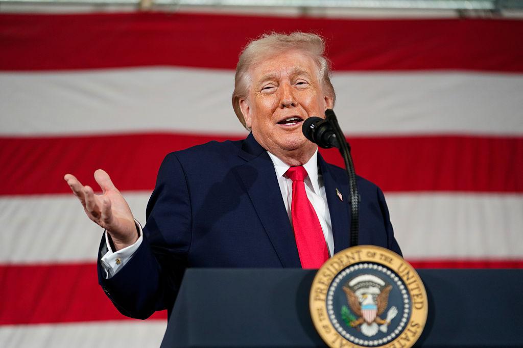 Trump na tle amerykańskiej flagi