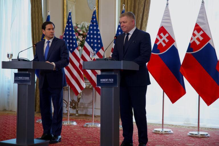 Rubio i Fico na konferencji prasowej na tle flag państwowych