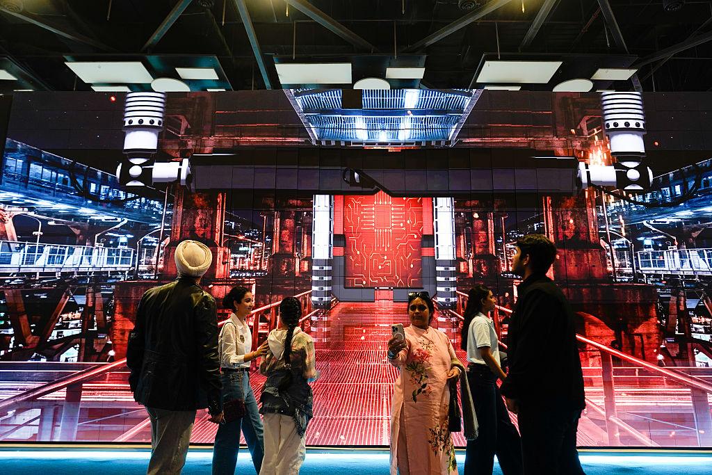 Grupa osób na tle dekoracji w stylu industrialnym