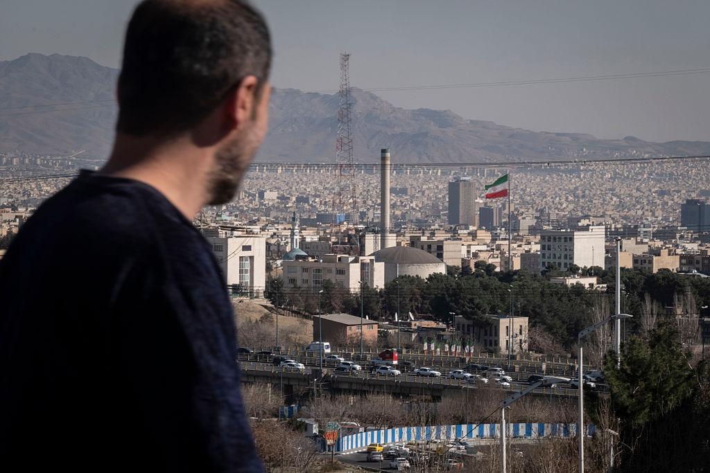 Mężczyzna patrzy z dachu na Teheran