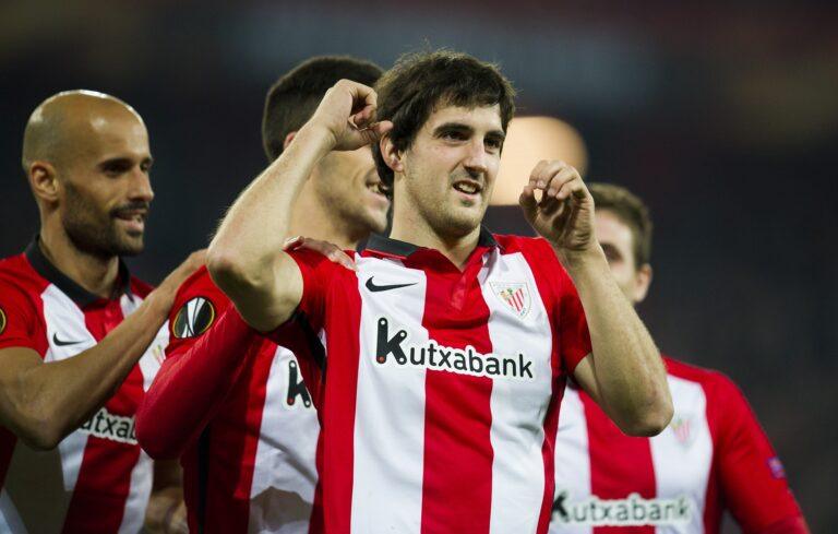 Mikel San Jose, piłkarz Athletic Club, świętuje gola w meczu Ligi Europy przeciwko AZ Alkmaar na stadionie San Mames